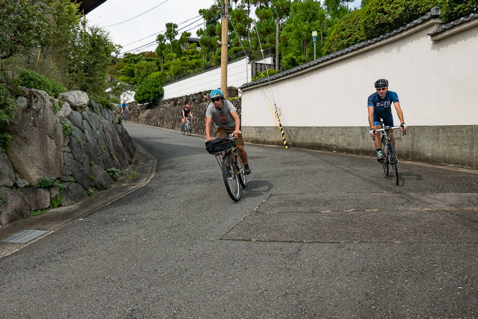 Descent near to far: David, Tomas, Lianca, Tal -- Kyoto, Japan -- Copyright 2017 Jeffrey Friedl, http://regex.info/blog/