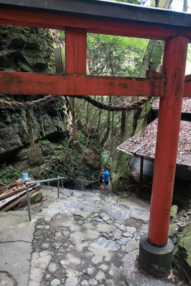Heading Back -- Kuuya Shrine (空也神社) -- Kyoto, Japan -- Copyright 2017 Jeffrey Friedl, http://regex.info/blog/