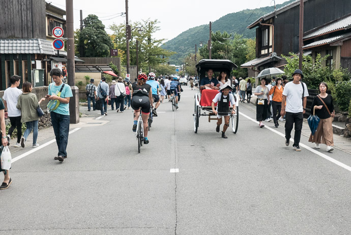 Main Road is Crowded Too -- Nonomiya Bus Stop -- Kyoto, Japan -- Copyright 2017 Jeffrey Friedl, http://regex.info/blog/