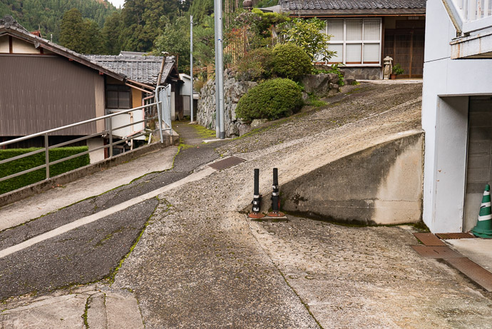 Steep Cross Street really just a short driveway to a house -- Kyoto, Japan -- Copyright 2017 Jeffrey Friedl, http://regex.info/blog/ -- This photo is licensed to the public under the Creative Commons Attribution-NonCommercial 4.0 International License http://creativecommons.org/licenses/by-nc/4.0/ (non-commercial use is freely allowed if proper attribution is given, including a link back to this page on http://regex.info/ when used online)