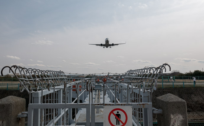 Itami Airport (伊丹空港) -- Toyonaka, Osaka, Japan -- Copyright 2018 Jeffrey Friedl, http://regex.info/blog/ -- This photo is licensed to the public under the Creative Commons Attribution-NonCommercial 4.0 International License http://creativecommons.org/licenses/by-nc/4.0/ (non-commercial use is freely allowed if proper attribution is given, including a link back to this page on http://regex.info/ when used online)