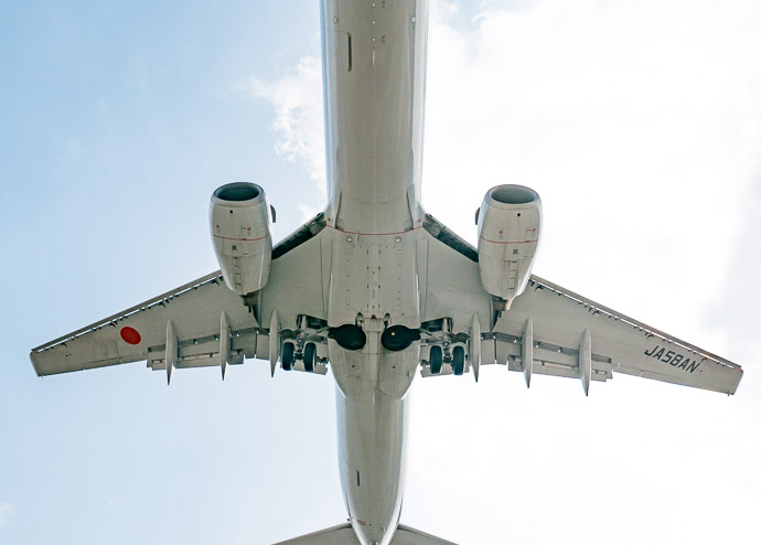 Up Close and Personal a Boeing 737 lands at Osaka Itami Airport (伊丹空港) -- Itami Airport (伊丹空港) -- Toyonaka, Osaka, Japan -- Copyright 2018 Jeffrey Friedl, http://regex.info/blog/ -- This photo is licensed to the public under the Creative Commons Attribution-NonCommercial 4.0 International License http://creativecommons.org/licenses/by-nc/4.0/ (non-commercial use is freely allowed if proper attribution is given, including a link back to this page on http://regex.info/ when used online)