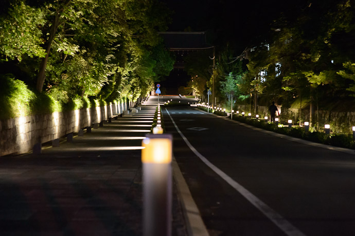 Path To The Chion'in Temple long exposure while propping the camera on a short light post  --  Kyoto, Japan  --  Copyright 2012 Jeffrey Friedl, http://regex.info/blog/