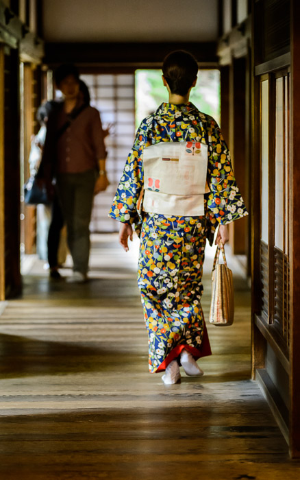 desktop background image of someone walking down the hall in the Shoren-in Temple (青蓮院), Kyoto Japan  --  Shoren'in Temple (青蓮院)  --  Copyright 2012 Jeffrey Friedl, http://regex.info/blog/