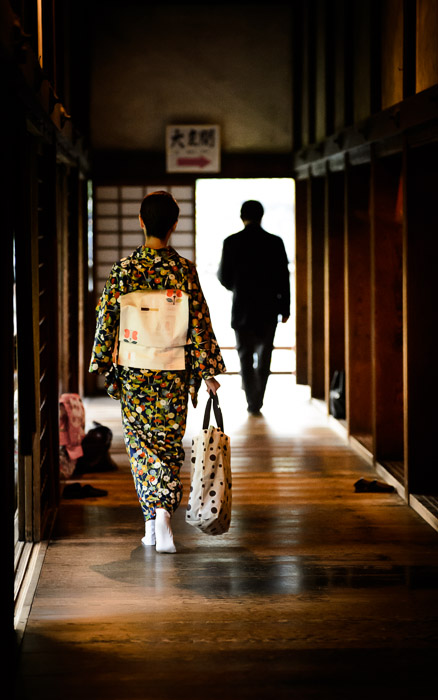 desktop background image of a lady in kimono walking down a hallway at the Shoren  --  Shoren'in Temple, Kyoto Japan 青蓮院、京都  --  Shoren'in Temple (青蓮院)  --  Copyright 2012 Jeffrey Friedl, http://regex.info/blog/  --  This photo is licensed to the public under the Creative Commons Attribution-NonCommercial 3.0 Unported License http://creativecommons.org/licenses/by-nc/3.0/ (non-commercial use is freely allowed if proper attribution is given, including a link back to this page on http://regex.info/ when used online)