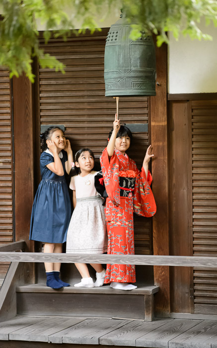 desktop background image of kids ringing a temple bell, at the Shoren  --  Ringing the Bell  --  Shoren'in Temple (青蓮院)  --  Kyoto, Japan  --  Copyright 2012 Jeffrey Friedl, http://regex.info/blog/