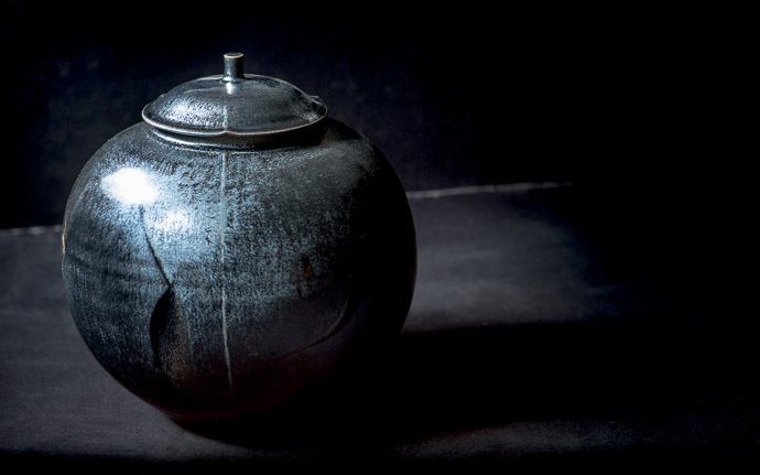 desktop background image of pottery by Koji Kamata (鎌田幸二)  --  Pot a very, very valuable pot by Koji Kamada (鎌田幸二)  --  Kamada workshop （鎌田幸二の作業場)  --  Kyoto, Japan  --  Copyright 2012 Jeffrey Friedl, http://regex.info/blog/