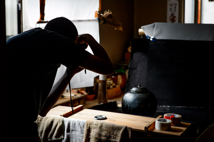 Zak, Making Do framing tests before we break out the tripod  --  Kamada workshop （鎌田幸二の作業場)  --  Kyoto, Japan  --  Copyright 2012 Jeffrey Friedl, http://regex.info/blog/