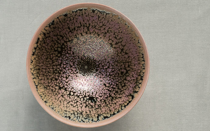 desktop background image of pottery by Koji Kamata (鎌田幸二)  --  Kamada workshop （鎌田幸二の作業場)  --  Kyoto, Japan  --  Copyright 2012 Jeffrey Friedl, http://regex.info/blog/