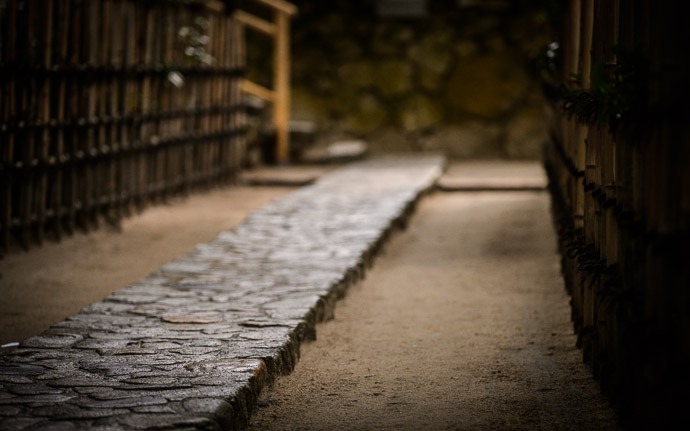 desktop background image of the entrance path to the Shisendo Temple (詩仙堂), Kyoto Japan  --  Entrance Path Shisendo Temple (詩仙堂), Kyoto Japan  --  Shisendo Temple (詩仙堂)  --  Copyright 2012 Jeffrey Friedl, http://regex.info/blog/  --  This photo is licensed to the public under the Creative Commons Attribution-NonCommercial 3.0 Unported License http://creativecommons.org/licenses/by-nc/3.0/ (non-commercial use is freely allowed if proper attribution is given, including a link back to this page on http://regex.info/ when used online)
