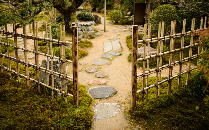 desktop background image of garden at the Jikkouin Temple (実光院), Kyoto Japan -- Exit from a sequestered little area of the garden -- Jikkouin Temple (実光院) -- Copyright 2012 Jeffrey Friedl, http://regex.info/blog/ -- This photo is licensed to the public under the Creative Commons Attribution-NonCommercial 3.0 Unported License http://creativecommons.org/licenses/by-nc/3.0/ (non-commercial use is freely allowed if proper attribution is given, including a link back to this page on http://regex.info/ when used online)
