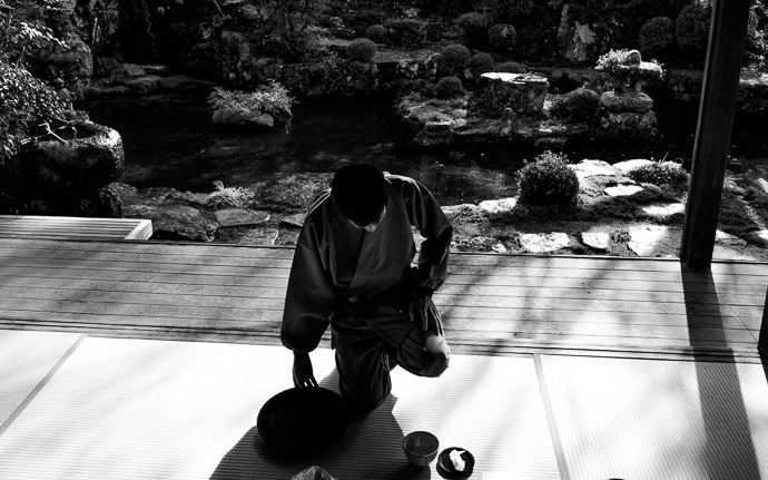 desktop background image of the garden-viewing tea room at the Jikkouin Temple (実光院), Kyoto Japan -- Tidying Up -- Jikkouin Temple (実光院) -- Copyright 2012 Jeffrey Friedl, http://regex.info/blog/ -- This photo is licensed to the public under the Creative Commons Attribution-NonCommercial 3.0 Unported License http://creativecommons.org/licenses/by-nc/3.0/ (non-commercial use is freely allowed if proper attribution is given, including a link back to this page on http://regex.info/ when used online)