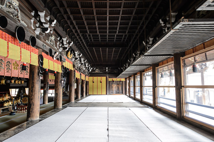 Parallel View, Inside -- Kitano Tenmangu Shrine (北野天満宮) -- Kyoto, Japan -- Copyright 2013 Jeffrey Friedl, http://regex.info/blog/ -- This photo is licensed to the public under the Creative Commons Attribution-NonCommercial 4.0 International License http://creativecommons.org/licenses/by-nc/4.0/ (non-commercial use is freely allowed if proper attribution is given, including a link back to this page on http://regex.info/ when used online)