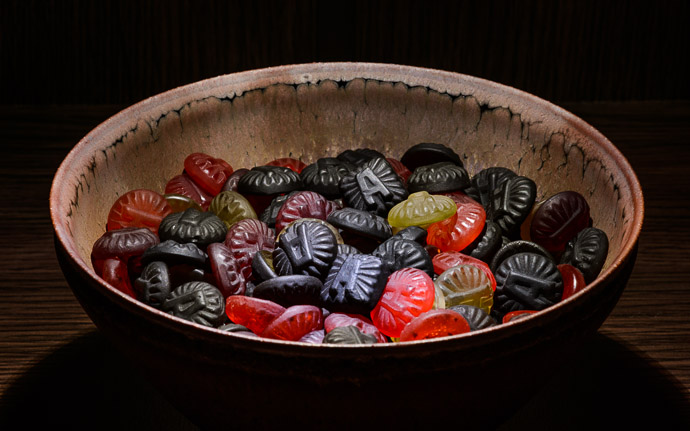 desktop background image of Läkerol candies in a tenmoku pottery bowl by Koji Kamada (鎌田幸二の天目と飴) -- Priceless a personal gift, tasty candies, and a nice presentation combine very well -- Kyoto, Japan -- Copyright 2013 Jeffrey Friedl, http://regex.info/blog/ -- This photo is licensed to the public under the Creative Commons Attribution-NonCommercial 3.0 Unported License http://creativecommons.org/licenses/by-nc/3.0/ (non-commercial use is freely allowed if proper attribution is given, including a link back to this page on http://regex.info/ when used online)