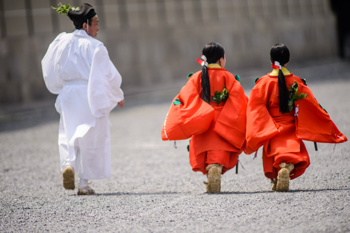 Little Princesses at Play Aoi Matsuri, at the Kyoto Imperial Palace Park 葵祭、京都御所 -- Aoi Matsuri, at the Kyoto Imperial Palace Park ( Kyoto Gosho ) （葵祭、京都御所） -- Kyoto, Japan -- Copyright 2013 Jeffrey Friedl, http://regex.info/blog/ -- This photo is licensed to the public under the Creative Commons Attribution-NonCommercial 3.0 Unported License http://creativecommons.org/licenses/by-nc/3.0/ (non-commercial use is freely allowed if proper attribution is given, including a link back to this page on http://regex.info/ when used online)