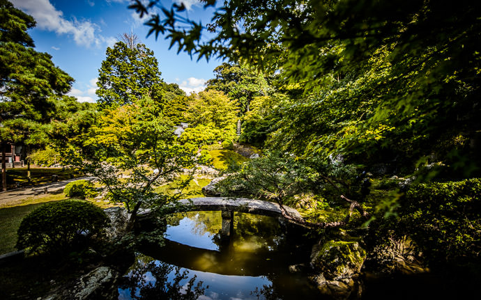 desktop background image of the main garden at the Shoren-in Temple (青蓮院), Kyoto Japan -- Stone Bridge -- Shoren'in Temple (青蓮院) -- Copyright 2013 Jeffrey Friedl, http://regex.info/blog/
