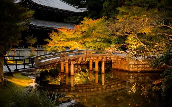 Temple Bridge at Dusk at the Chion'in Temple (知恩院), Kyoto Japan -- Chion'in Temple (知恩院) -- Copyright 2013 Jeffrey Friedl, http://regex.info/blog/ -- This photo is licensed to the public under the Creative Commons Attribution-NonCommercial 4.0 International License http://creativecommons.org/licenses/by-nc/4.0/ (non-commercial use is freely allowed if proper attribution is given, including a link back to this page on http://regex.info/ when used online)
