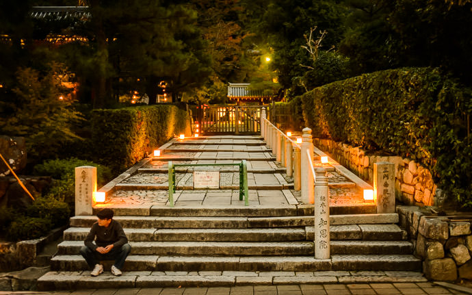 desktop background image of a gate to the Chion -- Waiting to enter an evening lightup event at the Chion'in Temple (知恩院), Kyoto Japan -- Chion'in Temple (知恩院) -- Copyright 2013 Jeffrey Friedl, http://regex.info/blog/ -- This photo is licensed to the public under the Creative Commons Attribution-NonCommercial 4.0 International License http://creativecommons.org/licenses/by-nc/4.0/ (non-commercial use is freely allowed if proper attribution is given, including a link back to this page on http://regex.info/ when used online)