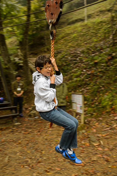 &#8220; Tarzan Rope &#8221; it goes only about 20 meters, but still fun -- 山びこの森 -- Takatsuki, Osaka, Japan -- Copyright 2013 Jeffrey Friedl, http://regex.info/blog/