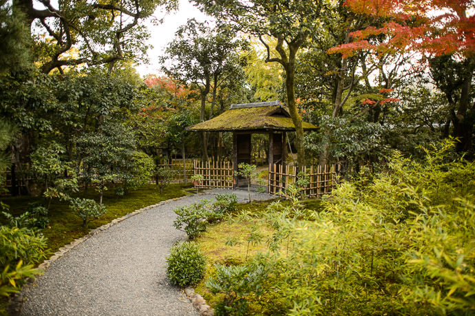 Garden Gate -- Seifuso Villa (清風荘) -- Kyoto, Japan -- Copyright 2013 Jeffrey Friedl, http://regex.info/blog/ -- This photo is licensed to the public under the Creative Commons Attribution-NonCommercial 3.0 Unported License http://creativecommons.org/licenses/by-nc/3.0/ (non-commercial use is freely allowed if proper attribution is given, including a link back to this page on http://regex.info/ when used online)