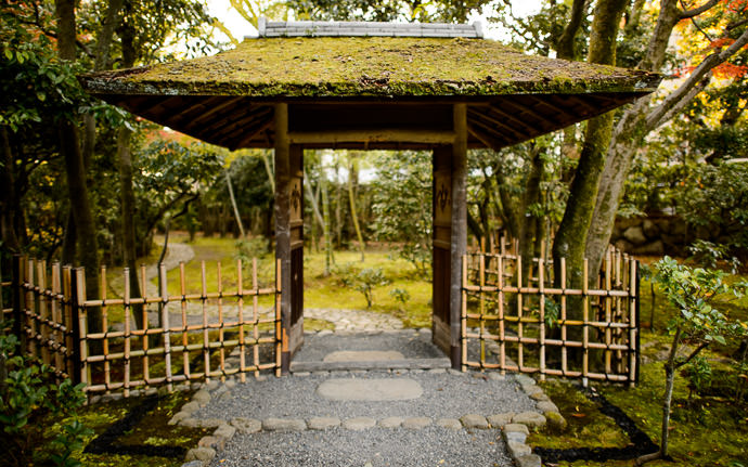 desktop background image of a garden gate at the Seifuso Villa (清風荘), Kyoto Japan -- Seifuso Villa (清風荘) -- Copyright 2013 Jeffrey Friedl, http://regex.info/blog/ -- This photo is licensed to the public under the Creative Commons Attribution-NonCommercial 3.0 Unported License http://creativecommons.org/licenses/by-nc/3.0/ (non-commercial use is freely allowed if proper attribution is given, including a link back to this page on http://regex.info/ when used online)