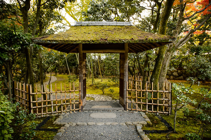 The Garden Gate -- Seifuso Villa (清風荘) -- Kyoto, Japan -- Copyright 2013 Jeffrey Friedl, http://regex.info/blog/ -- This photo is licensed to the public under the Creative Commons Attribution-NonCommercial 3.0 Unported License http://creativecommons.org/licenses/by-nc/3.0/ (non-commercial use is freely allowed if proper attribution is given, including a link back to this page on http://regex.info/ when used online)