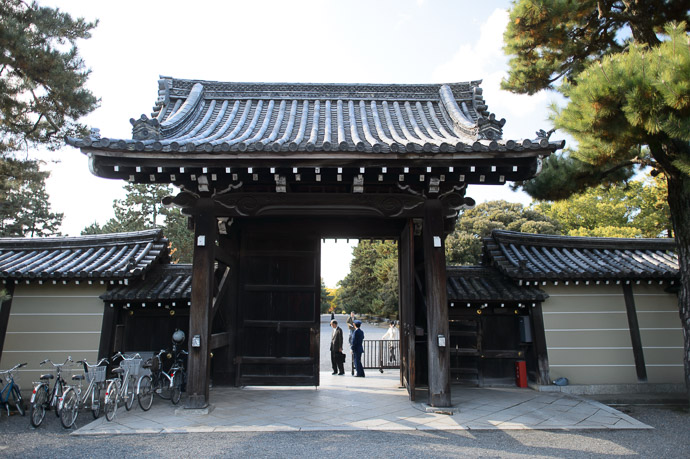 Plain Entrance to the grounds of the Sento Imperial Palace (仙洞御所) -- Sento Imperial Palace (仙洞御所) -- Kyoto, Japan -- Copyright 2013 Jeffrey Friedl, http://regex.info/blog/2014-09-22/2460 -- This photo is licensed to the public under the Creative Commons Attribution-NonCommercial 4.0 International License http://creativecommons.org/licenses/by-nc/4.0/ (non-commercial use is freely allowed if proper attribution is given, including a link back to this page on http://regex.info/ when used online)