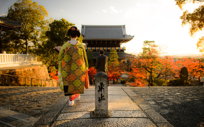 desktop background image of a geiko (geisha) at the Kurodani Temple (金戒光明寺), Kyoto Japan -- Spoiling My Shot the geiko and her patron walked into what had been a clear shot of the temple at the Kurodani Temple (金戒光明寺), Kyoto Japan -- Kurodani Temple (金戒光明寺) -- Copyright 2013 Jeffrey Friedl, http://regex.info/blog/