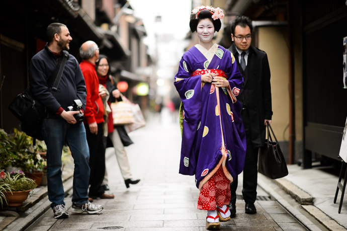 Family Fun with Zak, her folks, and a brother -- Gion -- Kyoto, Japan -- Copyright 2014 Jeffrey Friedl, http://regex.info/blog/