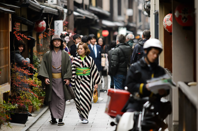 Typical Scene she's in the background to the left -- Gion -- Kyoto, Japan -- Copyright 2014 Jeffrey Friedl, http://regex.info/blog/