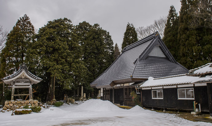 Roadside Temple With Inviting Snow Zuikoin Temple (瑞光院) Makino, Takashima City, Shiga Prefecture, Japan -- Zuikoin Temple (瑞光院) -- Takashima, Shiga, Japan -- Copyright 2014 Jeffrey Friedl, http://regex.info/blog/