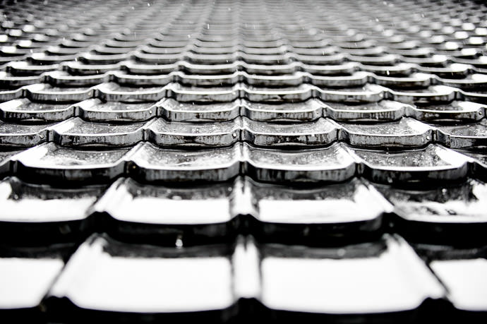 Temple Roof Tiles -- Zuikoin Temple (瑞光院) -- Takashima, Shiga, Japan -- Copyright 2014 Jeffrey Friedl, http://regex.info/blog/