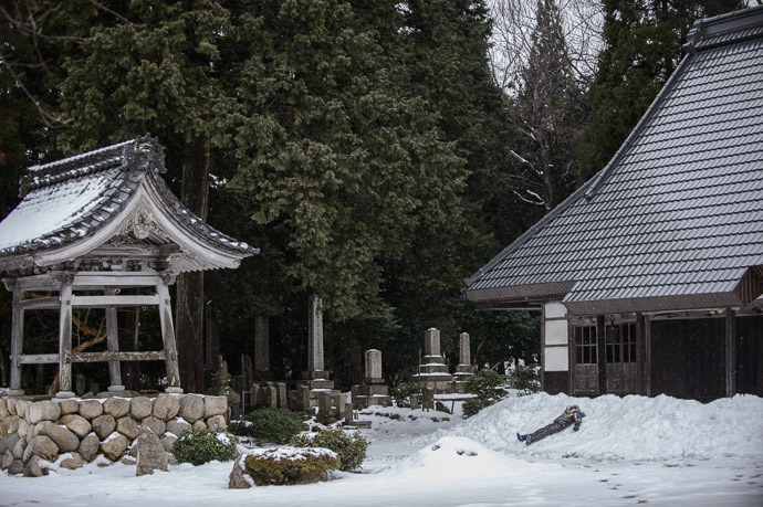 Tuckered Out -- Zuikoin Temple (瑞光院) -- Takashima, Shiga, Japan -- Copyright 2014 Jeffrey Friedl, http://regex.info/blog/