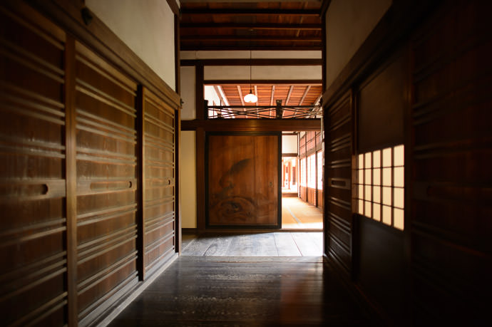 Back to This Hallway -- Zuishin Temple (随心院) -- Kyoto, Japan -- Copyright 2014 Jeffrey Friedl, http://regex.info/blog/ -- This photo is licensed to the public under the Creative Commons Attribution-NonCommercial 4.0 International License http://creativecommons.org/licenses/by-nc/4.0/ (non-commercial use is freely allowed if proper attribution is given, including a link back to this page on http://regex.info/ when used online)