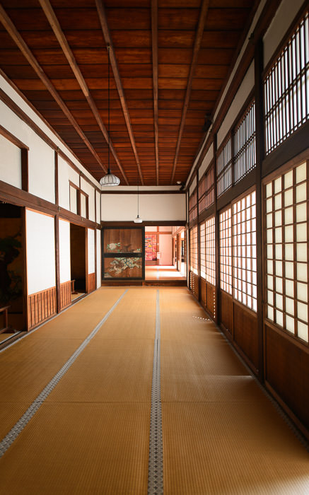 desktop background image of rich wood construction at the Zuishin Temple (随心院), Kyoto Japan -- Long Room -- Zuishin Temple (随心院) -- Copyright 2014 Jeffrey Friedl, http://regex.info/blog/ -- This photo is licensed to the public under the Creative Commons Attribution-NonCommercial 4.0 International License http://creativecommons.org/licenses/by-nc/4.0/ (non-commercial use is freely allowed if proper attribution is given, including a link back to this page on http://regex.info/ when used online)