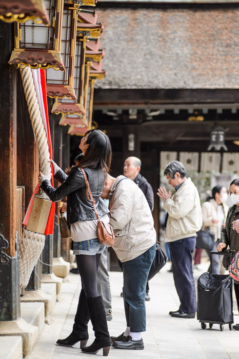 Paying Respects お参り -- Kitano Tenman-gu Shrine (北野天満宮) -- Kyoto, Japan -- Copyright 2014 Jeffrey Friedl, http://regex.info/blog/
