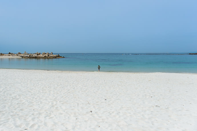 A White Beach Shirarahama Beach (白良浜) Shirahama, Japan 白浜のベーチは白いですね -- Shirarahama Beach (白良浜) -- Shirahama, Wakayama, Japan -- Copyright 2014 Jeffrey Friedl, http://regex.info/blog/