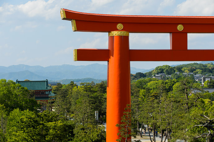 Heian Shrine the building at left can be seen better here -- Rokusisui (六絲水) -- Kyoto, Japan -- Copyright 2014 Jeffrey Friedl, http://regex.info/blog/