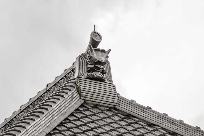 Gargoyle Detail -- Shoju Raijoji Temple (聖衆来迎寺) -- Otsu, Shiga, Japan -- Copyright 2014 Jeffrey Friedl, http://regex.info/blog/