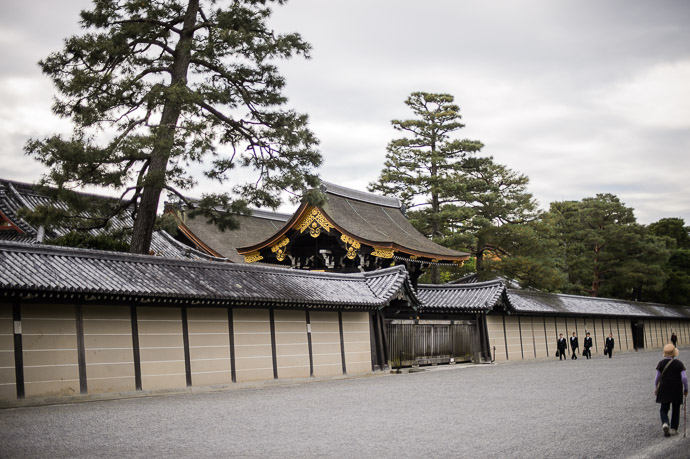 North Gate Kyoto Imperial Palace (京都御所) one of half a dozen entrances along the almost-mile of surrounding wall -- Kyoto Imperial Palace Park (京都御所公園) -- Kyoto, Japan -- Copyright 2014 Jeffrey Friedl, http://regex.info/blog/ -- This photo is licensed to the public under the Creative Commons Attribution-NonCommercial 4.0 International License http://creativecommons.org/licenses/by-nc/4.0/ (non-commercial use is freely allowed if proper attribution is given, including a link back to this page on http://regex.info/ when used online)