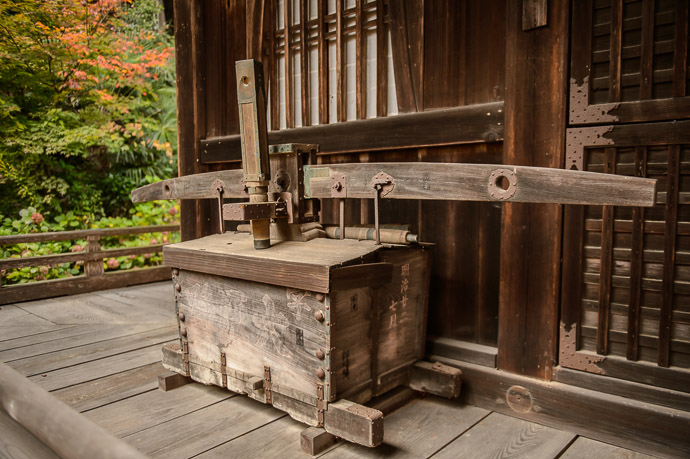 The Contraption in Question something at the Shojiji Temple (AKA &#8220; Hanadera &#8221; ), Kyoto Japan 勝持寺 / 花の寺 -- Shojiji Temple (Hanadera) (勝持寺 / 花の寺) -- Copyright 2014 Jeffrey Friedl, http://regex.info/blog/2014-11-22/2488 -- This photo is licensed to the public under the Creative Commons Attribution-NonCommercial 4.0 International License http://creativecommons.org/licenses/by-nc/4.0/ (non-commercial use is freely allowed if proper attribution is given, including a link back to this page on http://regex.info/ when used online)