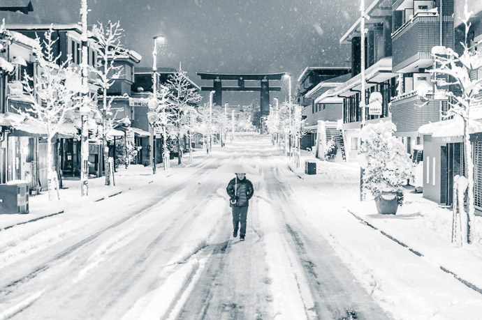 &#8220; This is Miserable &#8221; 「これは 大変 ですね」 comment to me in passing by lady walking in the middle of the street at 4:15am after Kyoto's biggest snow in more than 60 years -- Kyoto, Japan -- Copyright 2015 Jeffrey Friedl, http://regex.info/blog/