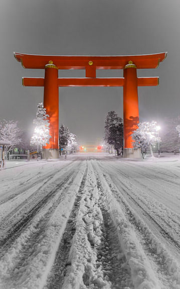 desktop background image of the main gate of the Heian Shrine (平安神宮) in Kyoto, Japan, after a snowfall -- Main Gate of the Heian Shrine after a snow, Jan 3 2015 平安神宮鳥居、去年の一月三日 -- Copyright 2015 Jeffrey Friedl, http://regex.info/blog/