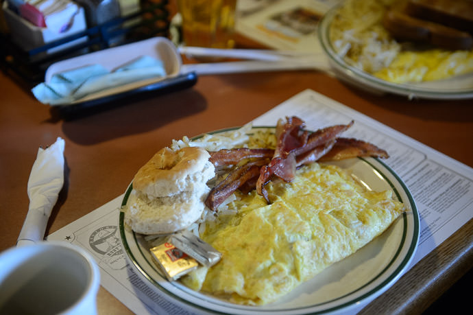 This Morning our first real American breakfast 今朝：この旅の初アメリカン朝ご飯 Ruby's Inn , Bryce Canyon City, Utah -- Ruby's Inn -- Bryce Canyon City, Utah, USA -- Copyright 2015 Jeffrey Friedl, http://regex.info/blog/