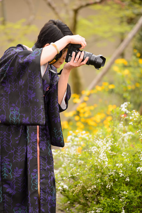 Substitute Shooter Gigi uses one of the girls' camera to shoot them -- Haradanien (原谷苑) -- Kyoto, Japan -- Copyright 2015 Jeffrey Friedl, http://regex.info/blog/