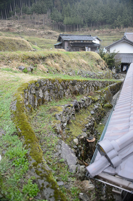 Back of the House in a spot carved out of the hill -- Takashima, Shiga, Japan -- Copyright 2015 Jeffrey Friedl, http://regex.info/blog/