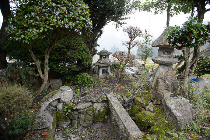 in Front of the House small little garden area -- Takashima, Shiga, Japan -- Copyright 2015 Jeffrey Friedl, http://regex.info/blog/