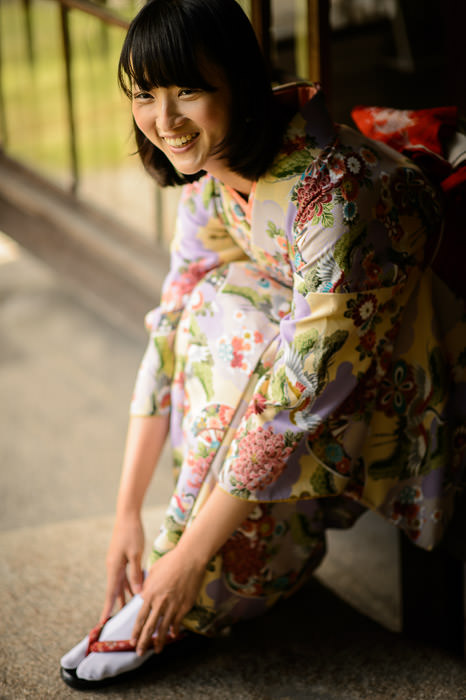 Not Quite the hands feel staged, but with a smile like that who cares? -- Murin'an Garden (無鄰菴) -- Kyoto, Japan -- Copyright 2015 Jeffrey Friedl, http://regex.info/blog/