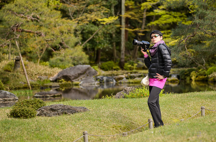 Gigi After the Shoot doing an exaggerated pose -- Murin'an Garden (無鄰菴) -- Kyoto, Japan -- Copyright 2015 Jeffrey Friedl, http://regex.info/blog/