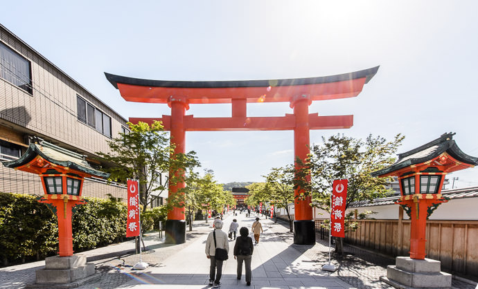 Main Entrance Fushimi-Inari Taisha Shrine (伏見稲荷大社) -- Fushimi-Inari Taisha Shrine (伏見稲荷大社) -- Kyoto , Kyoto, Japan -- Copyright 2015 Jeffrey Friedl, http://regex.info/blog/